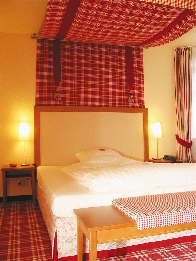 Wellings Romantik Hotel Zur Linde Moers Exterior foto