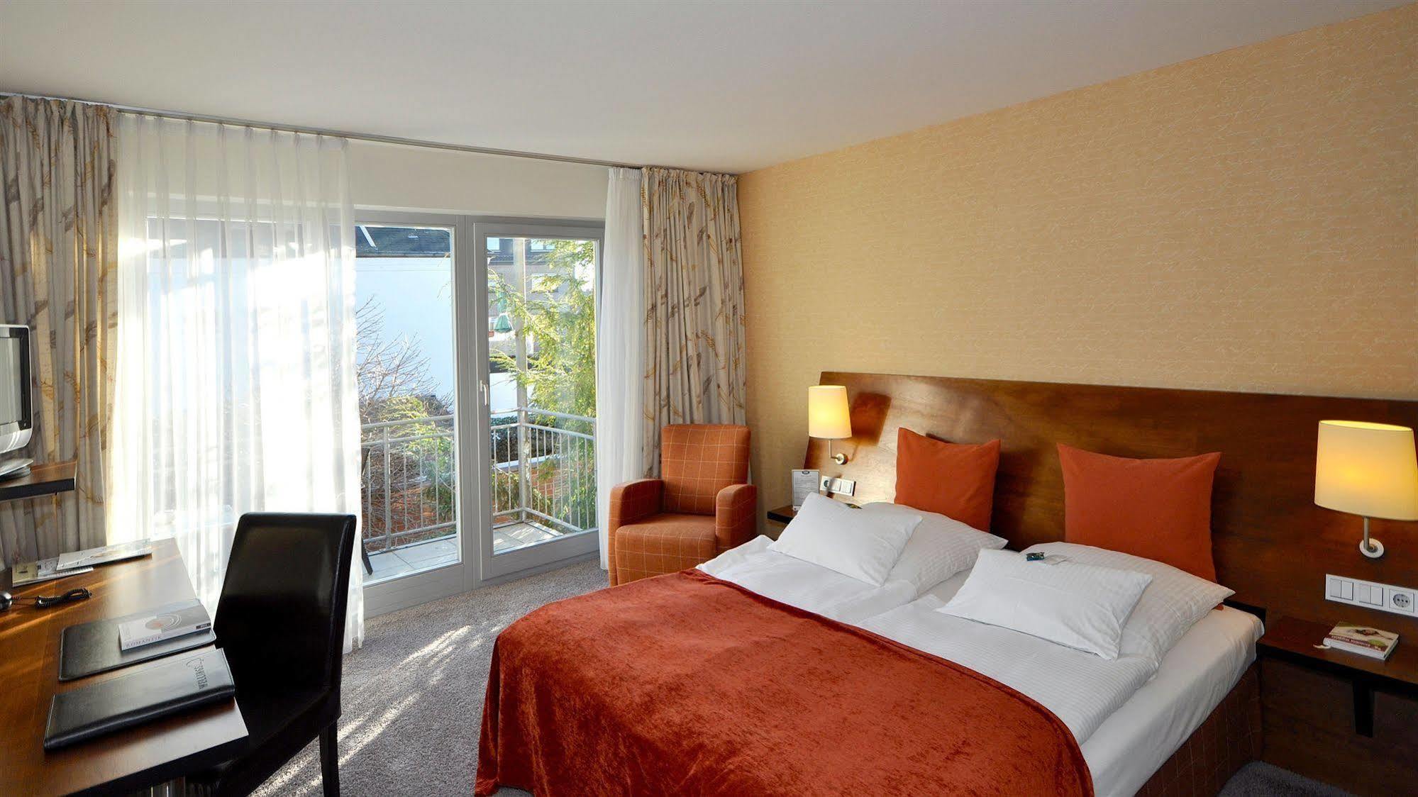 Wellings Romantik Hotel Zur Linde Moers Exterior foto