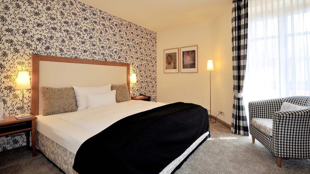 Wellings Romantik Hotel Zur Linde Moers Exterior foto